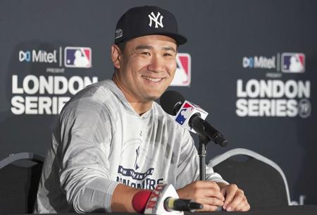 　記者会見するヤンキースの田中＝ロンドン（共同）