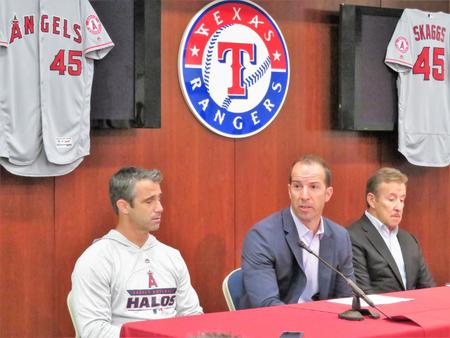 　スカッグスの訃報に悲痛な表情を見せる（左から）オースマス監督、エプラーＧＭ、モレノ球団オーナー（撮影・小林信行）