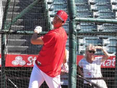 試合前に打撃練習をする大谷（撮影・小林信行）