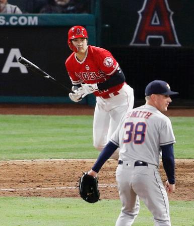 アストロズ戦の８回、中前打を放つエンゼルス・大谷。投手スミス＝アナハイム（共同）