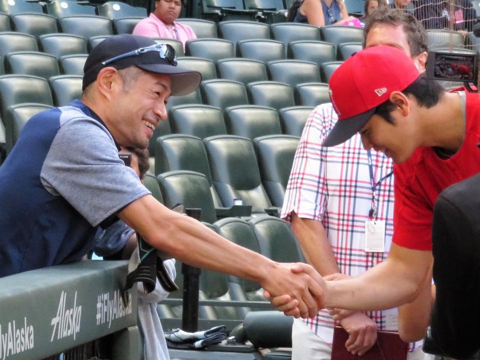 　試合前にあいさつに来た大谷（右）を笑顔で迎えるイチロー氏（撮影・小林信行）