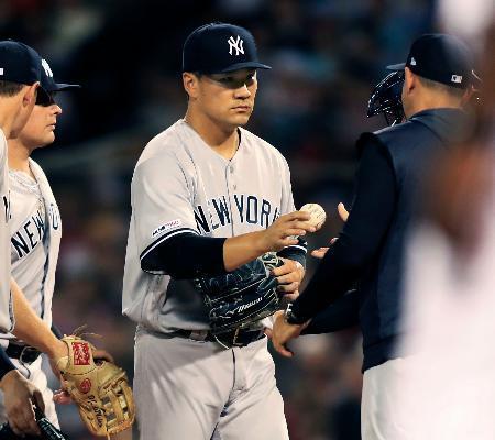 　レッドソックス戦の４回途中、降板するヤンキース・田中＝ボストン（共同）