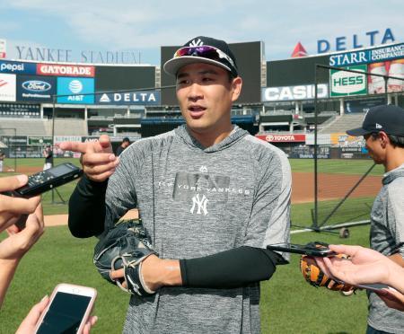 　練習を終え、報道陣の質問に答えるヤンキース・田中＝ニューヨーク（共同）