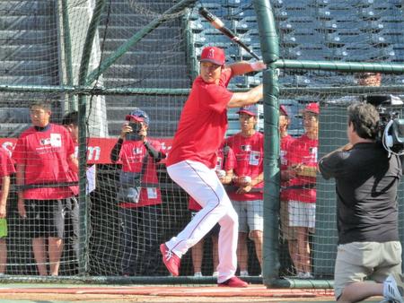 日本からやってきた野球少年の前で柵越えを連発する大谷（撮影・小林信行）