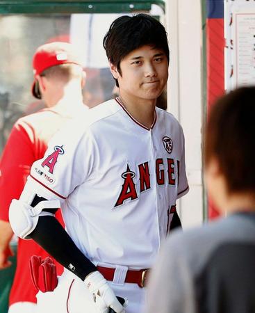 タイガース戦の７回、ベンチで準備するエンゼルス・大谷。出場機会はなかった＝アナハイム（共同）