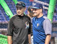 　イチロー（左）との対面を喜ぶファークワー（１７年５月２日撮影）