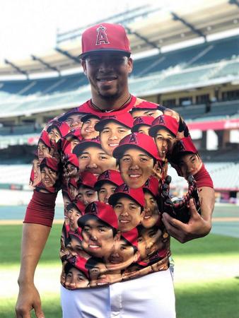 　大谷の顔だらけＴシャツを披露する守護神ロブレス（Ａｎｇｅｌｓ Ｂａｓｅｂａｌｌ提供）