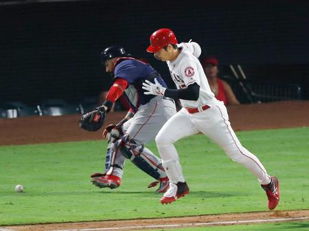 レッドソックス戦の７回、空振り三振で振り逃げを狙い一塁に向かうエンゼルス・大谷＝アナハイム（共同）