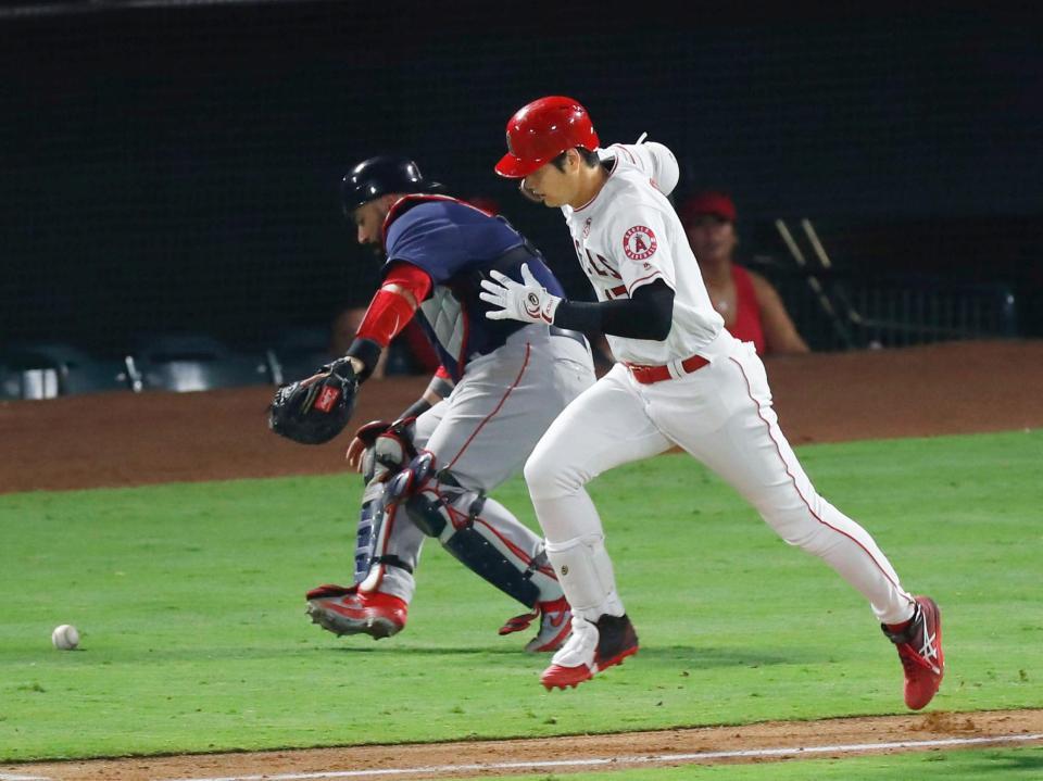レッドソックス戦の７回、空振り三振で振り逃げを狙い一塁に向かうエンゼルス・大谷＝アナハイム（共同）