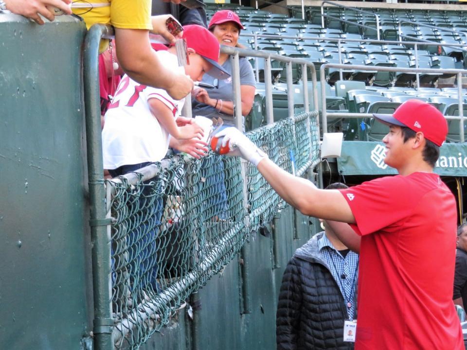 試合前にファンにサインをするる大谷（撮影・小林信行）