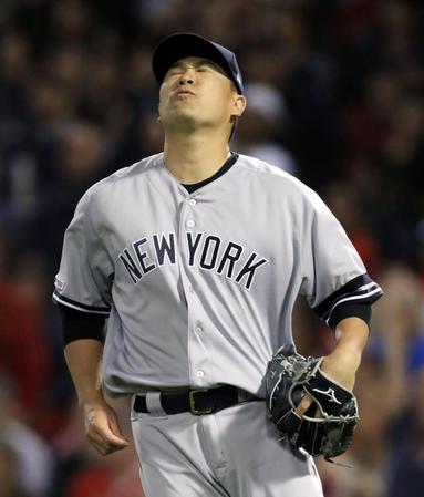 　レッドソックス戦の３回、ブラッドリーに２ランを浴び、天を仰ぐヤンキース・田中＝ボストン（共同）