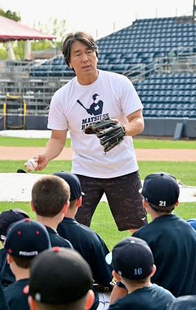 　野球教室で子どもたちを指導する松井秀喜氏＝１４日、ニューヨーク（共同）