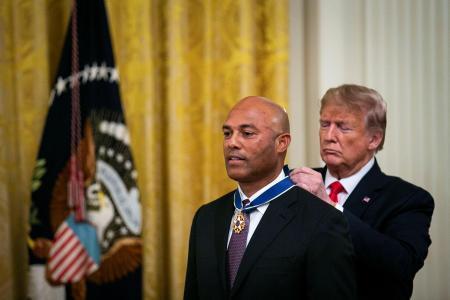 　ホワイトハウスでトランプ米大統領（右）から「大統領自由勲章」を授与される元ヤンキース投手のマリアノ・リベラ氏＝１６日、ワシントン（ロイター＝）