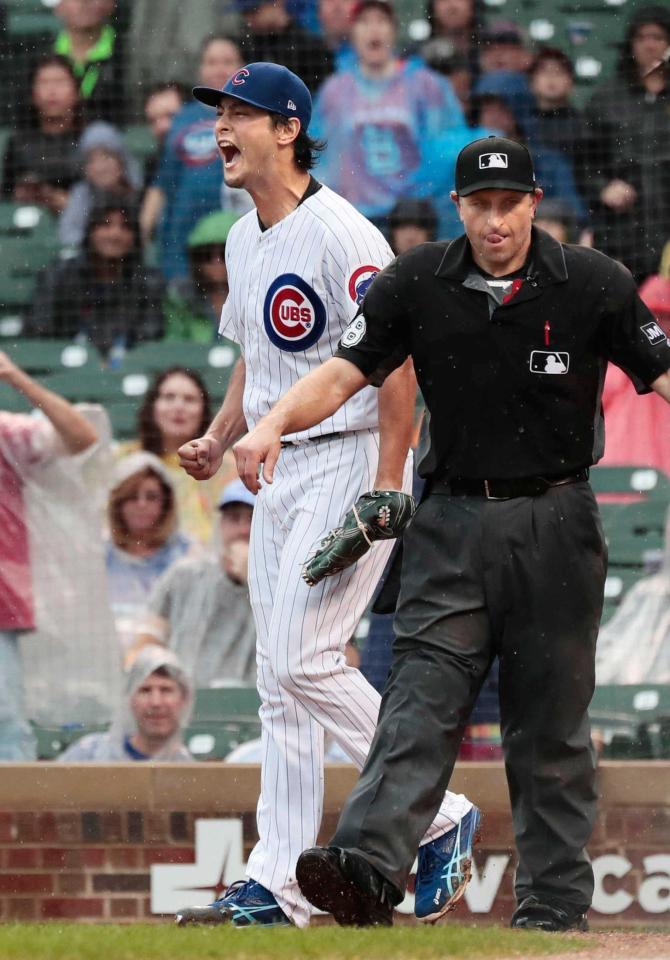 　９回、ファウラーに同点犠飛を許し声を上げるダルビッシュ（共同）