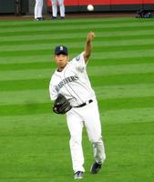 　今季最終登板を前にキャッチボールをする菊池（撮影・小林信行）