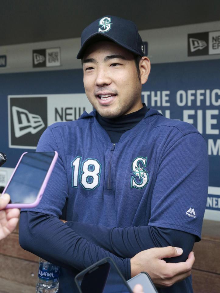 　練習を終え、報道陣の質問に答えるマリナーズ・菊池＝シアトル（共同）