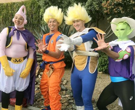 　試合後、チーム内のイベントでアニメのキャラクターに扮しポーズを決めるドジャース・前田（左から２人目）＝サンディエゴ（共同）