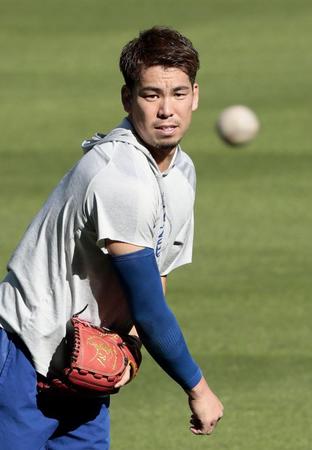 　キャッチボールするドジャース・前田＝ロサンゼルス（共同）