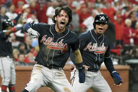 　カージナルス戦の９回、デュバルの２点打で生還し喜ぶブレーブスのスワンソン（左）ら＝セントルイス（ＵＳＡ　ＴＯＤＡＹ・ロイター＝共同）