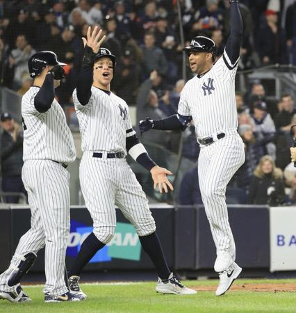 　アストロズ戦の１回、３ランを放ち生還するヤンキースのヒックス（右）＝ニューヨーク（共同）