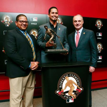 　ロベルト・クレメンテ賞を受賞し、トロフィーを手に笑顔のインディアンスのカラスコ（中央）＝ワシントン（共同）