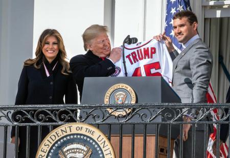 　トランプ大統領にユニホームを贈るナショナルズのジマーマン内野手（右）＝ワシントン（ＵＰＩ＝共同）
