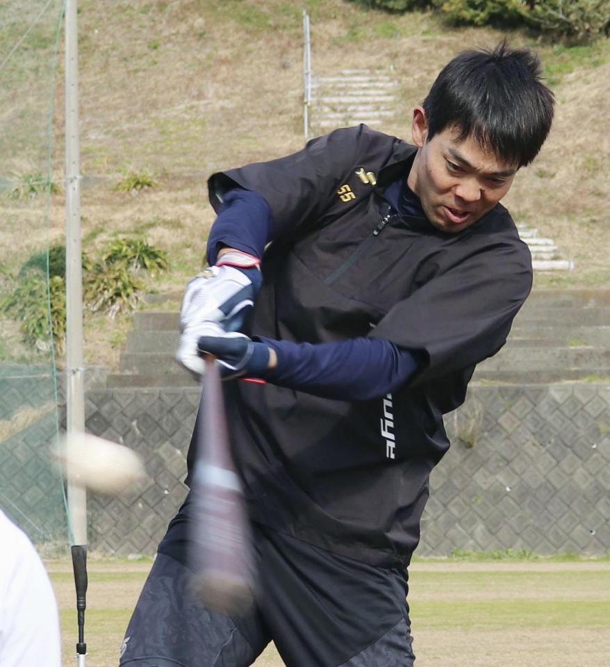 　練習公開し、打撃練習をする米大リーグ、レッズの秋山＝静岡県下田市