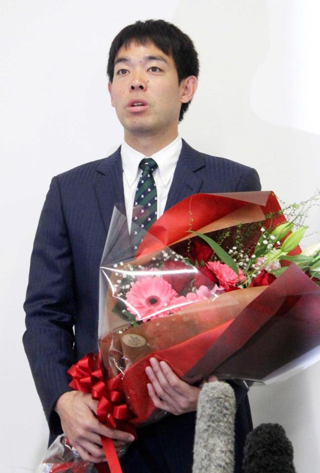 　取材に応じる米大リーグ、レッズの秋山＝２０日、埼玉県所沢市（共同）