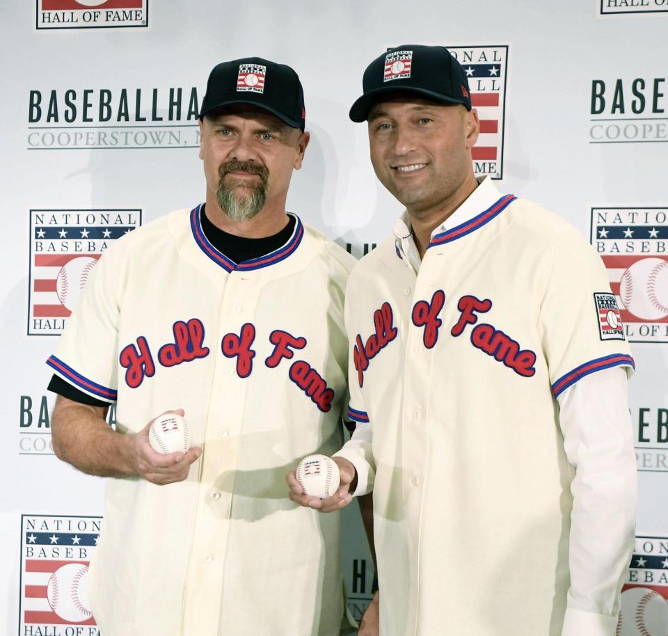 　記念撮影する、米国野球殿堂入りが決まったラリー・ウォーカー氏（左）とデレク・ジーター氏＝22日、ニューヨーク（ＵＳＡ　ＴＯＤＡＹ・ロイター＝共同）