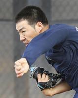 　自主トレのブルペンで投球練習するマリナーズ・菊池＝ピオリア（共同）