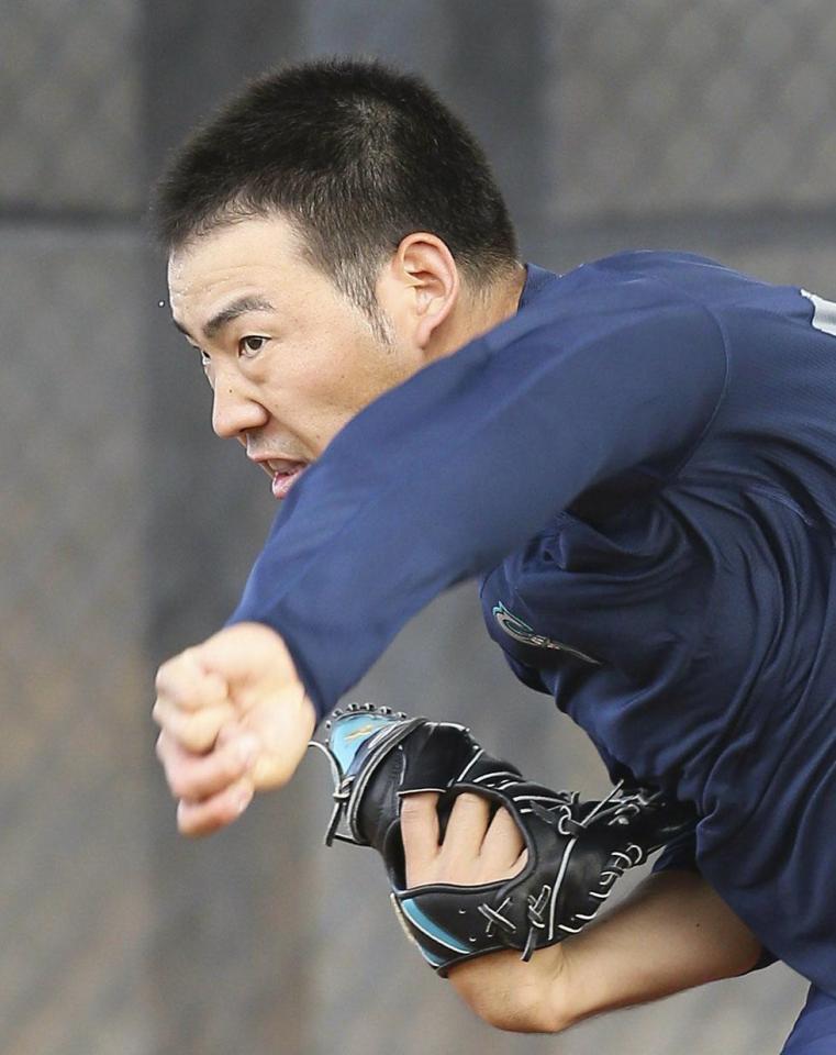 　自主トレのブルペンで投球練習するマリナーズ・菊池＝ピオリア（共同）