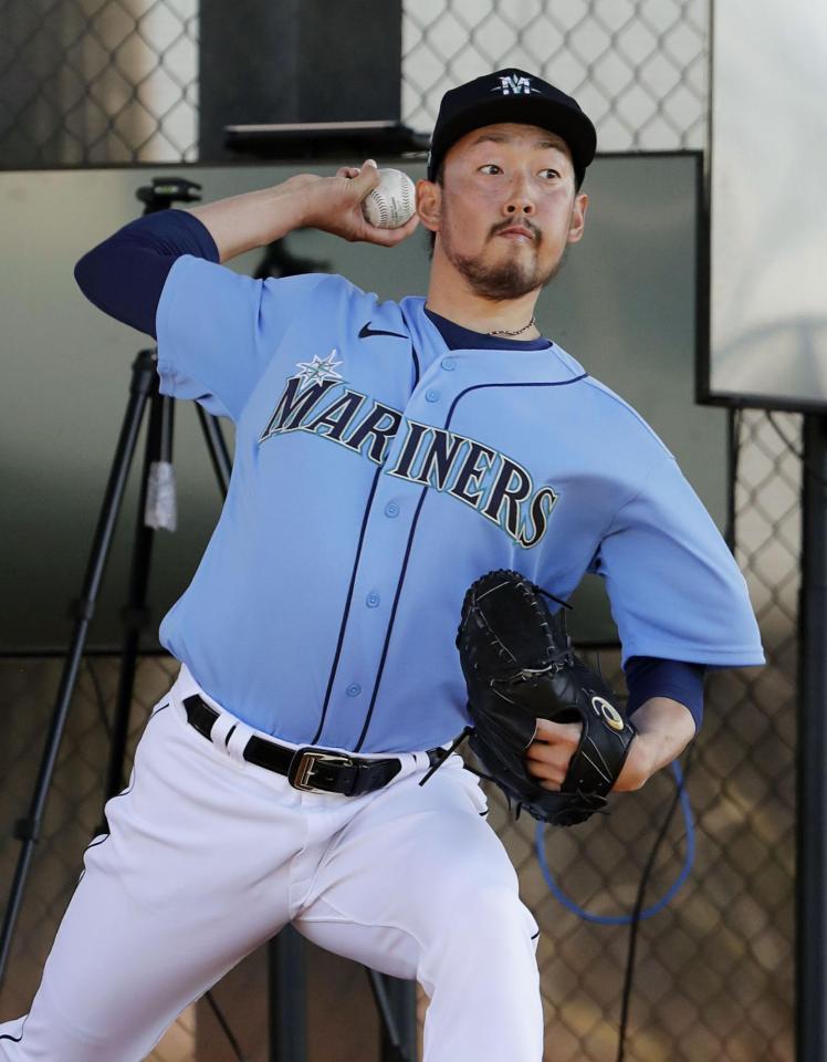 　ブルペンで投球練習するマリナーズ・平野＝ピオリア（共同）