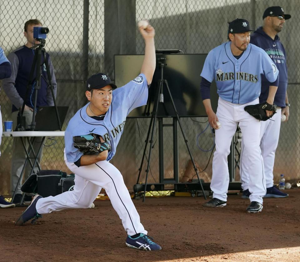 　ブルペンで投球練習するマリナーズ・菊池（左）と平野＝ピオリア（共同）