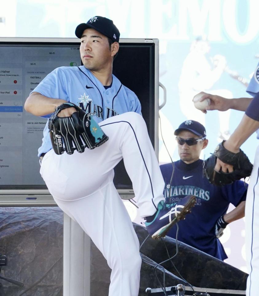 　ブルペンでイチロー氏（奥）が見守る中、投球練習するマリナーズ・菊池＝ピオリア（共同）