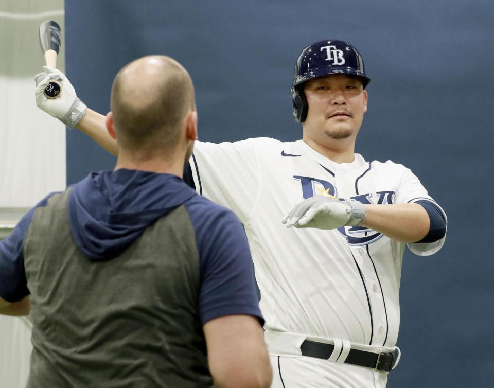 　球団施設で写真撮影するレイズ・筒香＝ポートシャーロット（共同）