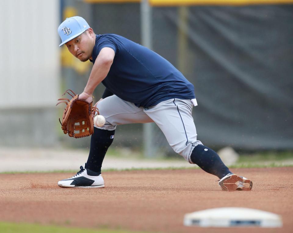 　早出で三塁の守備練習をするレイズ・筒香＝ポートシャーロット（共同）