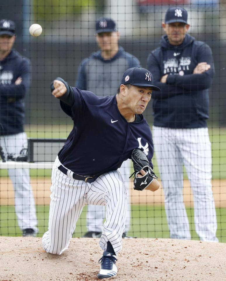 　ブーン監督（奥右）が見守る中、対戦形式の練習に登板したヤンキース・田中＝タンパ（共同）