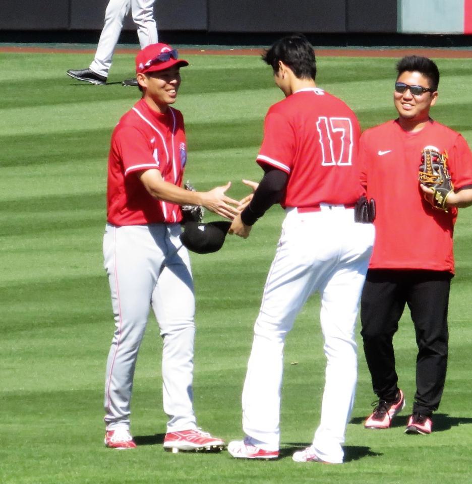 試合前に大谷（右）と握手する秋山（撮影・小林信行）