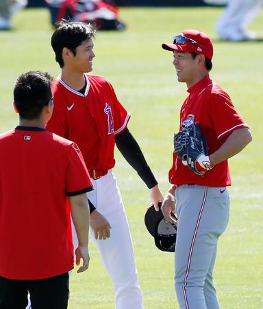 　試合前に談笑するエンゼルス・大谷とレッズ・秋山（右）＝共同