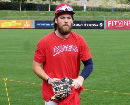 　大谷の投球練習に志願して打席に立ったマーシュ（撮影・小林信行）