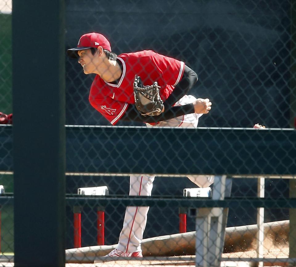 　ブルペンで投球練習するエンゼルス・大谷＝テンピ（共同）