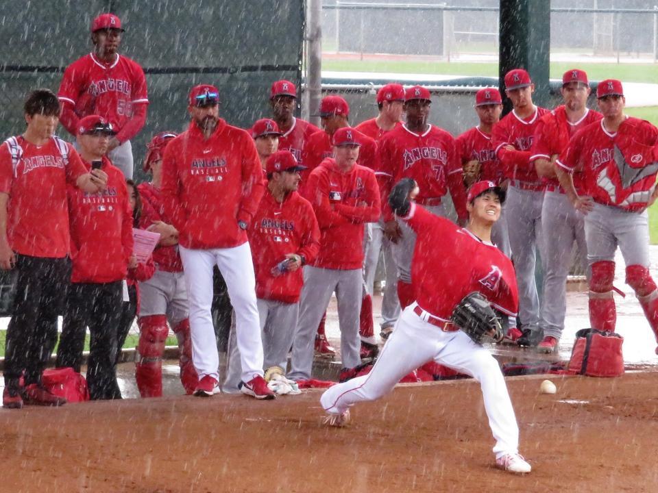 　他の選手たちが見つめる中で投球する大谷