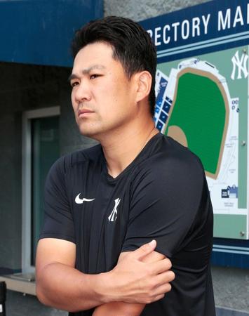 　練習後、報道陣の取材に応じる田中（共同）