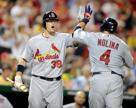 　カージナルスでの現役時代のハミルトン氏（左）。右はモリーナ＝２０１１年（ゲッティ＝共同）