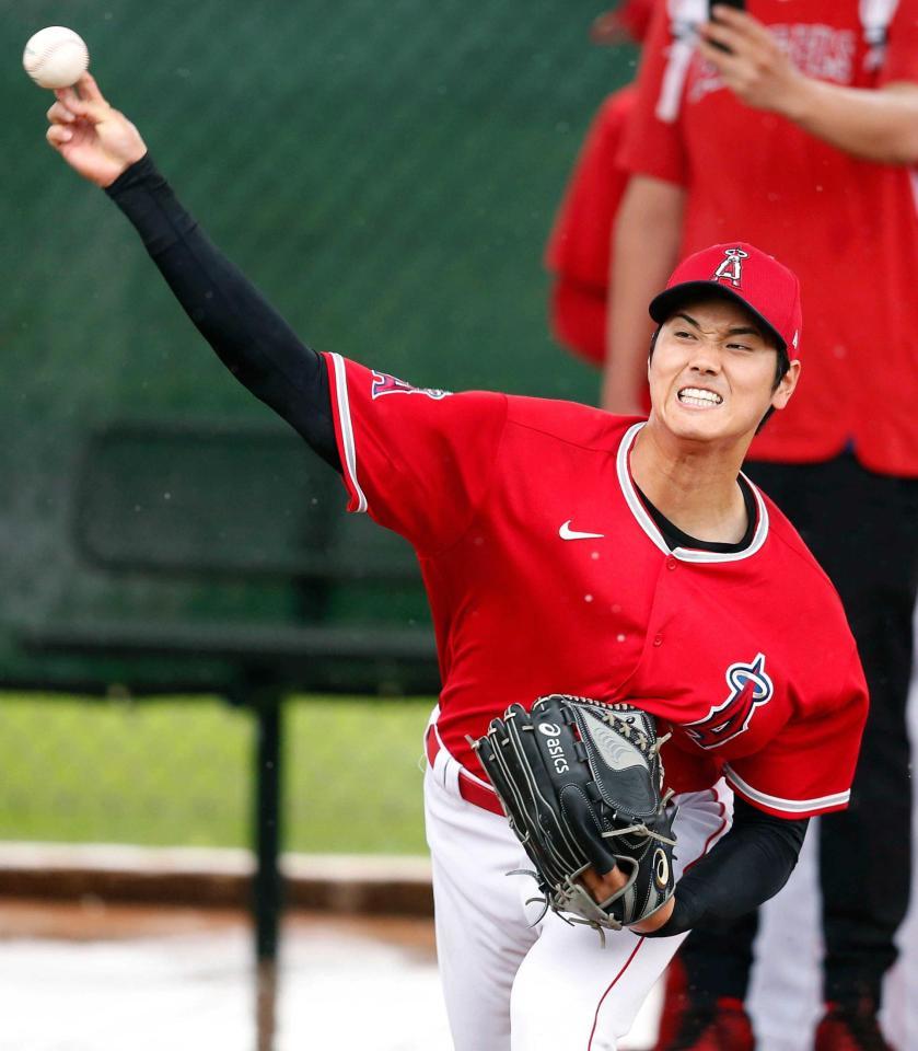 　中断前のキャンプで投球練習する大谷＝３月（共同）