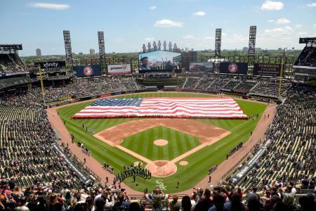 　昨年の米独立記念日に行われた大リーグの試合で、球場に登場した巨大な米国旗＝２０１９年７月４日、シカゴ（ＡＰ＝共同）