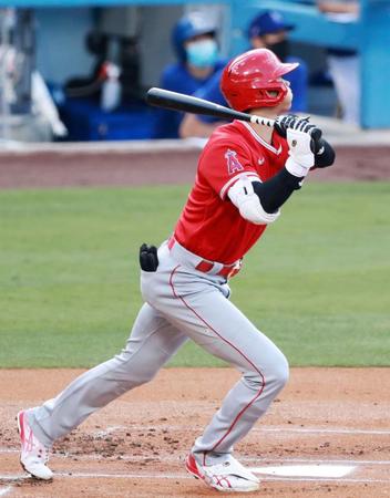 ドジャース戦で中飛に倒れたエンゼルス・大谷＝ロサンゼルス（共同）