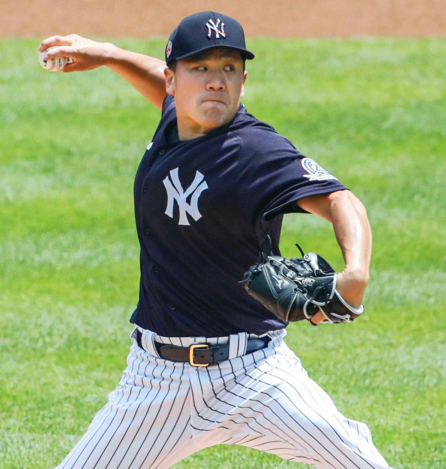 　対戦形式の練習で投球するヤンキース・田中（球団提供・共同）