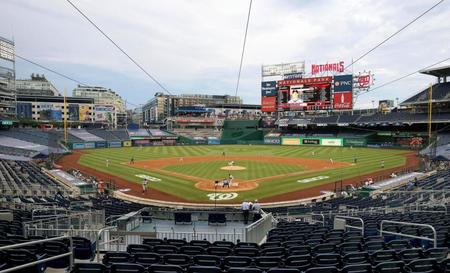 新型コロナウイルス感染拡大の影響で約４カ月遅れで米大リーグが開幕し、ナショナルズ－ヤンキース戦が行われたナショナルズ・パーク＝23日、ワシントン（ゲッティ＝共同）