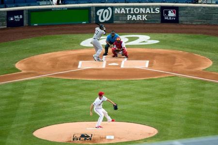 新型コロナウイルス感染拡大の影響で約４カ月遅れで米大リーグが開幕し、昨季のワールドシリーズ覇者ナショナルズとヤンキースが対戦した＝23日、ワシントン（ＡＰ＝共同）